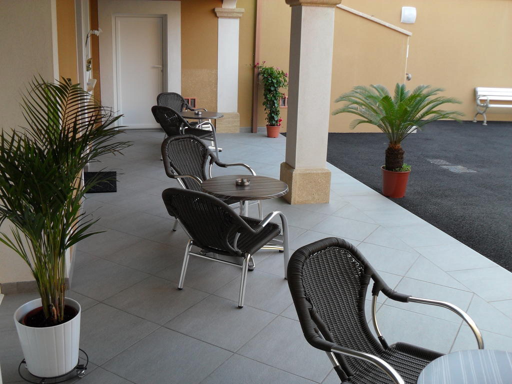 Hotel L'Anvia Bollène Exterior foto